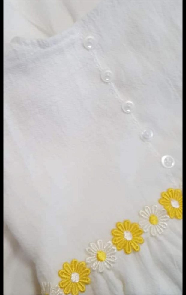 Disponibila Rochita alba cu floricele alb su galben