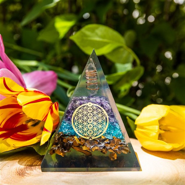 Piramida Orgonica Oseye, Ezera, cu cristale Ochi De Tigru, Acvamarin, Ametist si simbol sacru Floarea Vietii