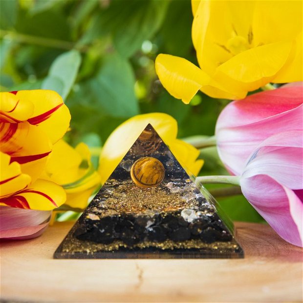 Piramida Orgonica Tiger, Ezera, cu pietre semipretioase de Obsidian, cristale de Cuart Alb, praf de Cupru si spirala de Cupru