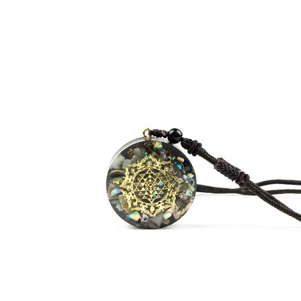 Pandantiv Orgonic SIMBA, Ezera, cu cristale de Piatra Lunii, bucatele de scoici si foite de Cupru, simbol sacru Sri Yantra