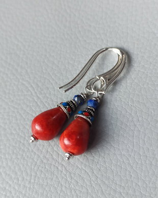 Cercei coral poros si lapis lazuli cu accesorii de argint 925