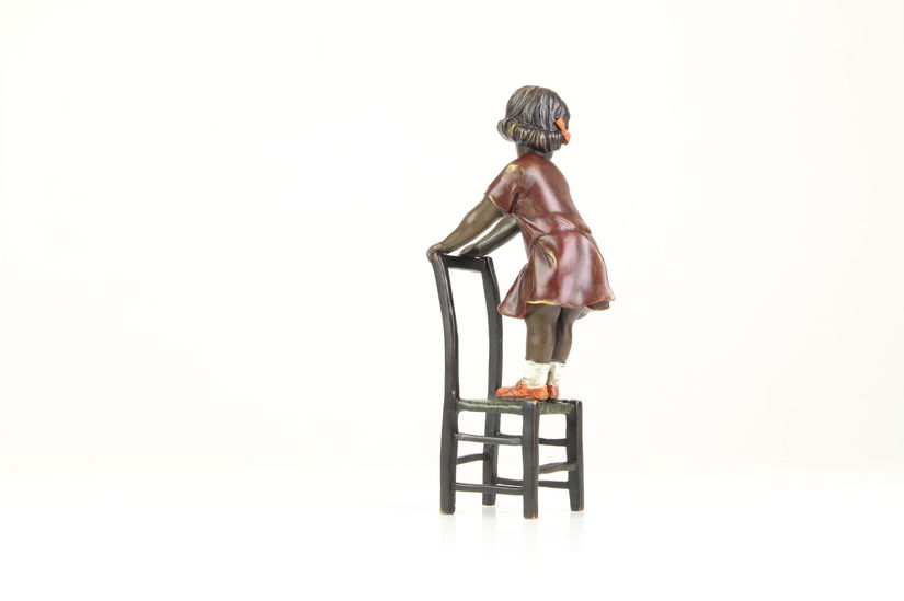 Fetita pe scaun - statueta din bronz pictat