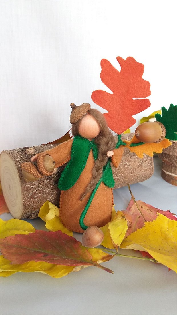Copila Castană. Figurina handmade confecționată din fetru, lână, măsoară aprox 15 cm.