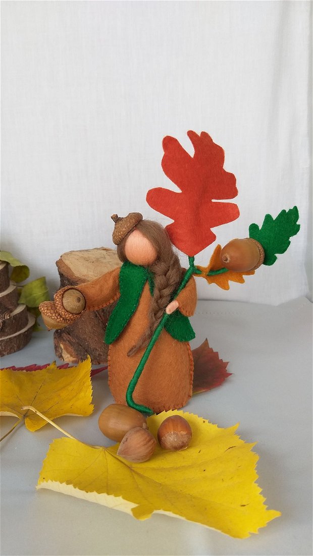 Copila Ghindă. Figurina handmade confecționată din fetru, lână, măsoară aprox 15 cm.