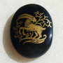 Cabochon onix imprimat cu semnul zodiacal capricorn (provenienta America) aprox 3-4x18x24.5-25 mm