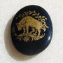 Cabochon onix imprimat cu semnul zodiacal taur (provenienta America) aprox 3-4x18x24.5-25 mm