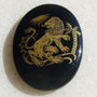 Cabochon onix imprimat cu semnul zodiacal leu (provenienta America) aprox 3-4x18x24.5-25 mm