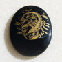 Cabochon onix imprimat cu semnul zodiacal scorpion (provenienta America) aprox 3-4x18x24.5-25 mm