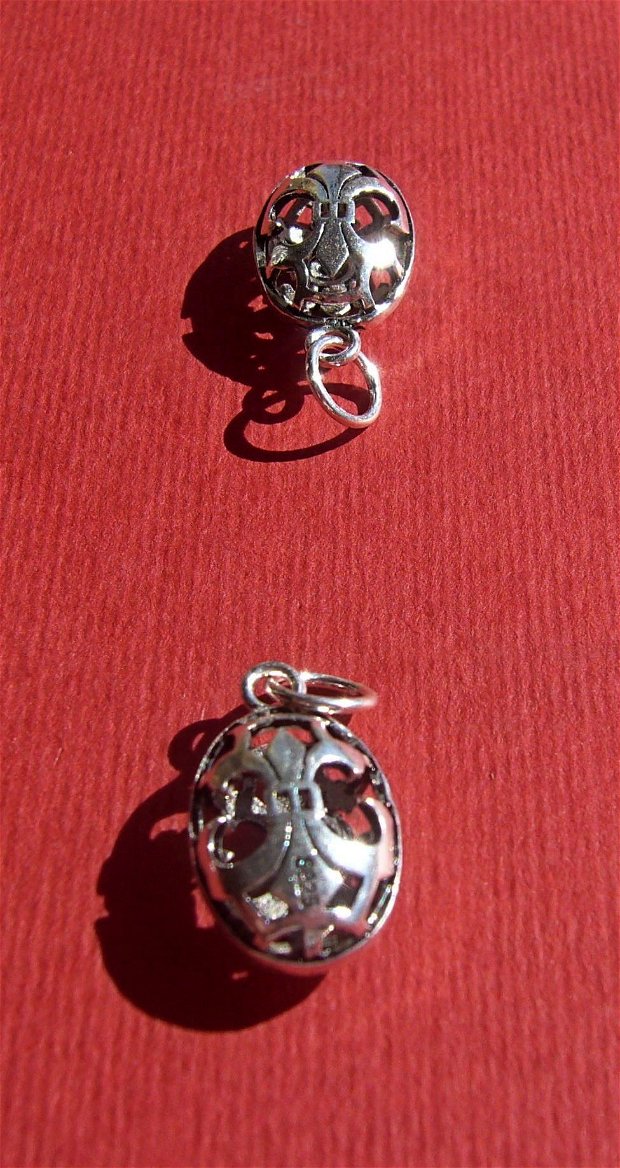 Pandantiv oval cu Fleur de lis pe 2 fete din argint .925