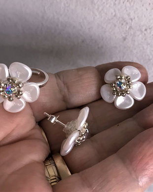 Set cercei si inel floricica alba pe argint