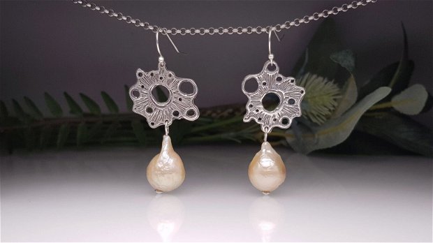 Cercei lucrati manual cu perle baroque - ''Amoeba''