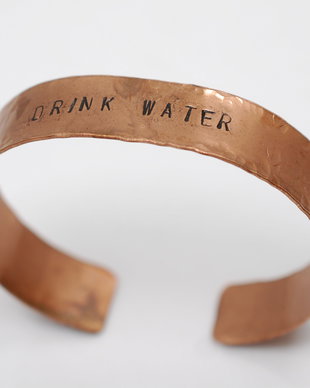 Brățară DRINK WATER din cupru texturat