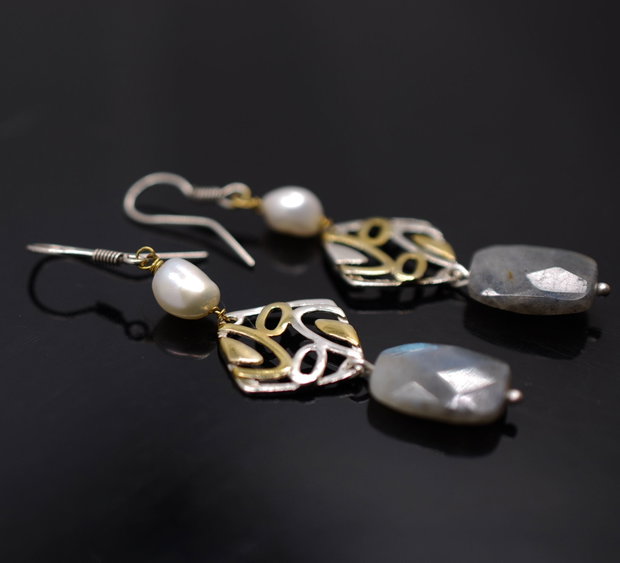 Cercei din argint, perle de cutura si labradorit, placati selectiv cu aur, cercei lungi argint, cercei statement, cercei handmade