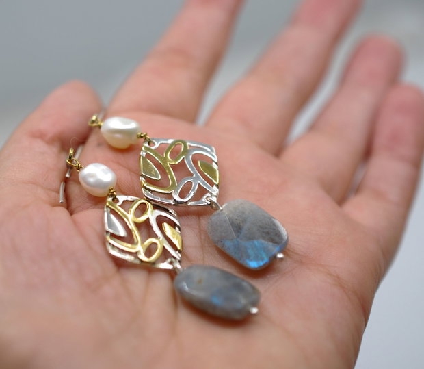 Cercei din argint, perle de cutura si labradorit, placati selectiv cu aur, cercei lungi argint, cercei statement, cercei handmade