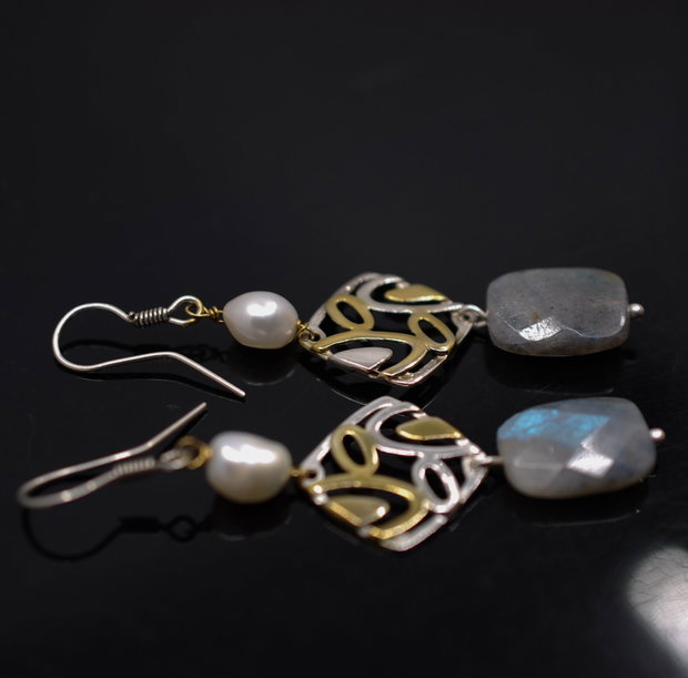 Cercei din argint, perle de cutura si labradorit, placati selectiv cu aur, cercei lungi argint, cercei statement, cercei handmade