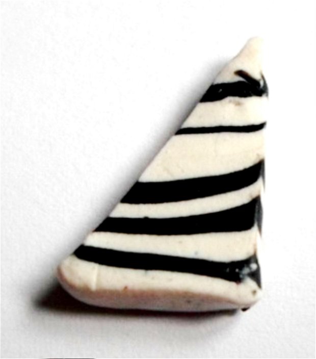 Charm pasta polimerica triunghi alb cu negru