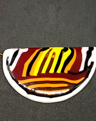 pandantiv semicircular din sticla fuzionata multicolora (alb, galben, portocaliu, maro, negru)