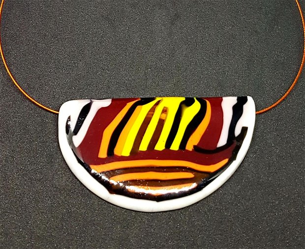 pandantiv semicircular din sticla fuzionata multicolora (alb, galben, portocaliu, maro, negru)