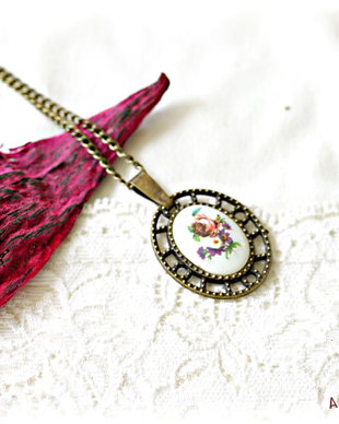Colier vintage cu flori maro si violet
