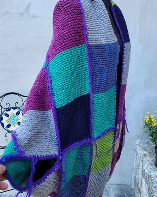Pulover din  pătrățele colorate