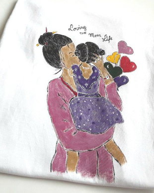 Tricou pictat manual mama si fiica cu baloane colorate