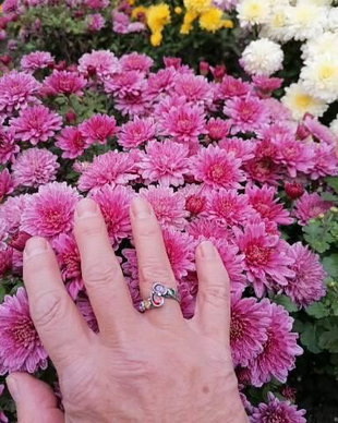 Inel de autor, din argint texturat cu motiv floral și pietre semiprețioase cu diferite forme și dimensiuni, ametiste, citrin, granat, aventurin