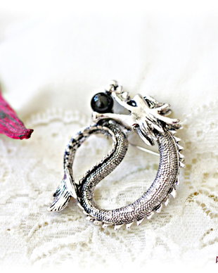 Brosa Dragon cu onix