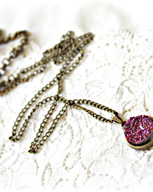 Colier cu druzy magenta