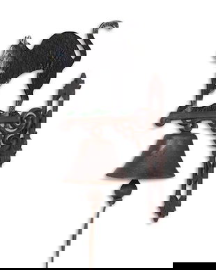 Clopot din fonta cu o pisica