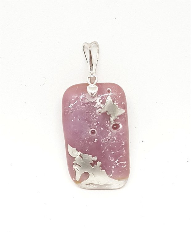 pandantiv unicat, dreptunghiular, din sticlă fuzionată roz, cu flori si fluture din argint pur