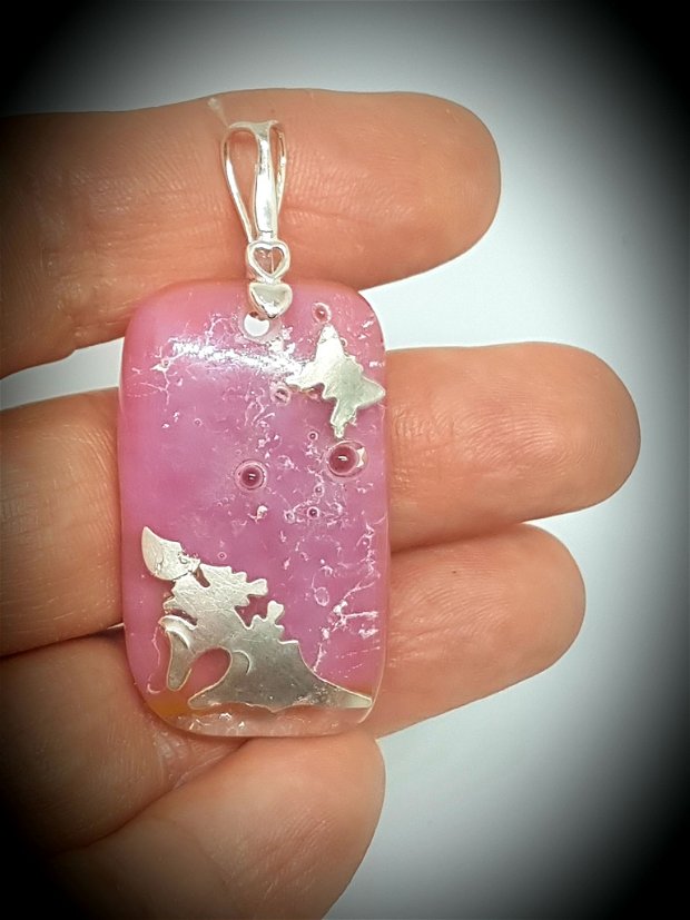 pandantiv unicat, dreptunghiular, din sticlă fuzionată roz, cu flori si fluture din argint pur