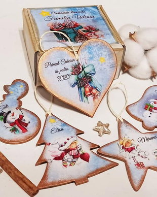Set format din 5 decoratiuni din lemn, diverse forme, personalizate cu nume/mesaj