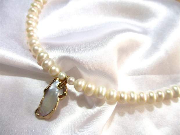 Colier argint, perle de cultura albe cu pandantiv perla keshi aurita