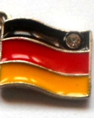 Charm metalic steag german cu stras din sticla alb transparent pe baza argintie