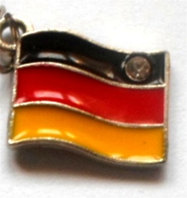 Charm metalic steag german cu stras din sticla alb transparent pe baza argintie