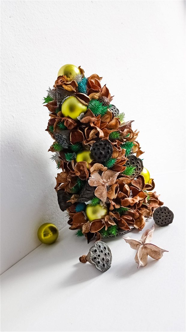 Brad de Crăciun Împodobit cu Globuri și Materiale Vegetale Uscate, Parfumate natural, Verde Olive 22-13 cm