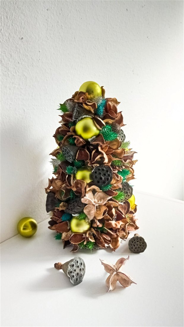 Brad de Crăciun Împodobit cu Globuri și Materiale Vegetale Uscate, Parfumate natural, Verde Olive 22-13 cm