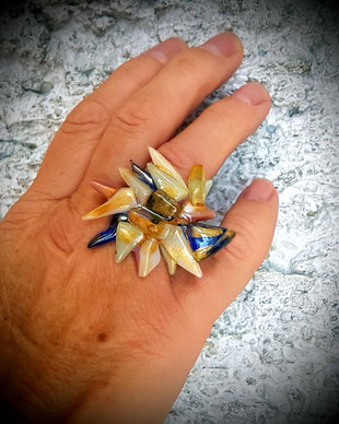 inel unicat, cu un cabochon de sticla fuzionata si dicroica, pictata, in forma de crizantema