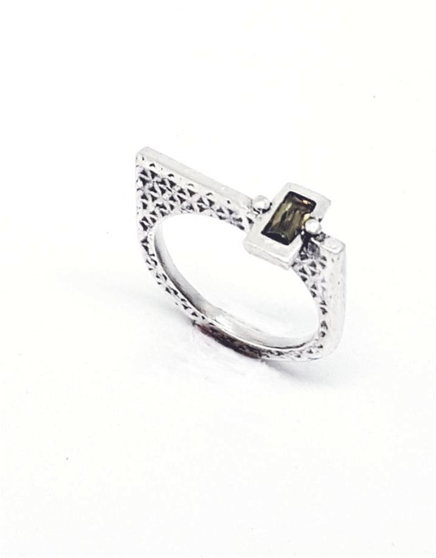 inel de autor, minimalist, din argint fin, cu model geometric, texturat pe ambele fete, cu o bagheta de peridot