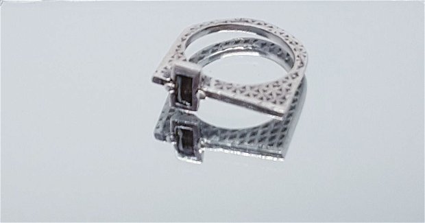 inel de autor, minimalist, din argint fin, cu model geometric, texturat pe ambele fete, cu o bagheta de peridot