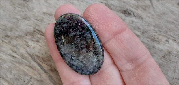 Cabochon eudialit, 37x25 mm