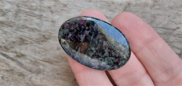 Cabochon eudialit, 37x25 mm