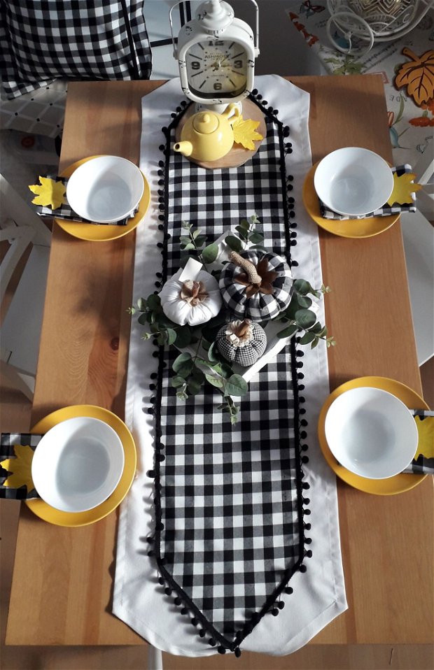 Set de masa cu napron carouri alb-negru
