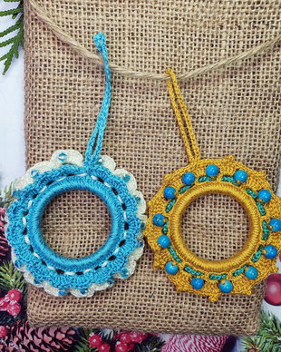 Set 2 coronite handmade de Craciun, coronite mici crosetate de agatat