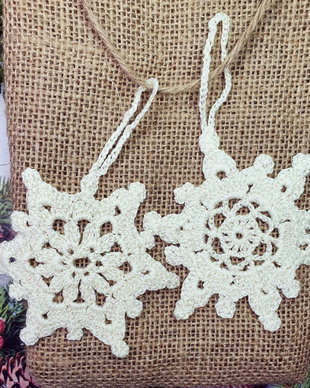 Set 2 fulgi de nea crosetati, ornamente handmade de Craciun