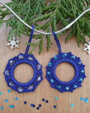Set 2 ornamente crosetate de Craciun, coronite bleumarin de agatat