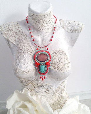 Colier broderie in culori vibrante