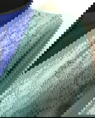 Cardigan din dantela peste tricot