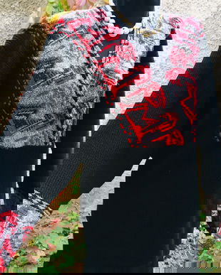 Pulover gros, cu motive egiptene la decolteu