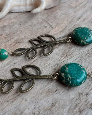 Cercei lungi, "Green Leaves" - bronz si regalite verde